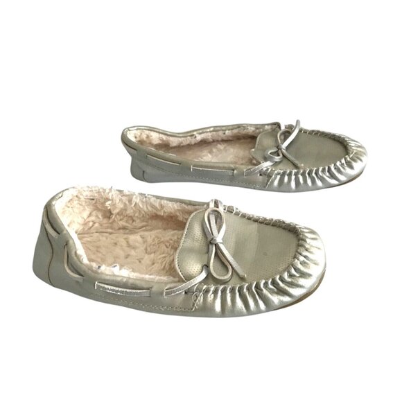 WARM WOMENS SILVER TONE SLIP ON SHOES SIZE 8 - Picture 2 of 5